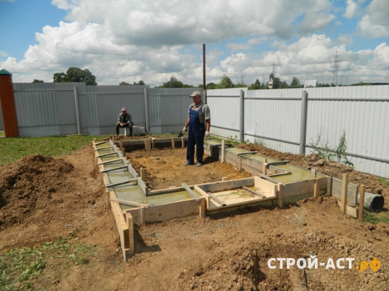 Обшить хозяйственную постройку фасадными панелями Деке Берг под кирпич цвет Золотистый 