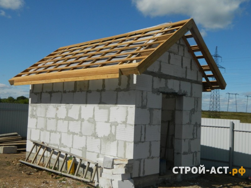Обшить хозяйственную постройку фасадными панелями Деке Берг под кирпич цвет Золотистый 