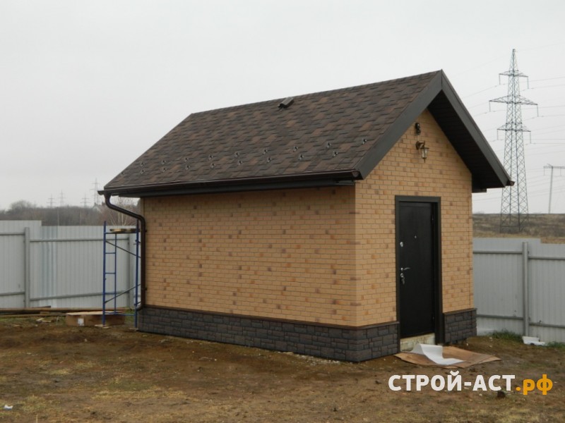 Обшить хозяйственную постройку фасадными панелями Деке Берг под кирпич цвет Золотистый 
