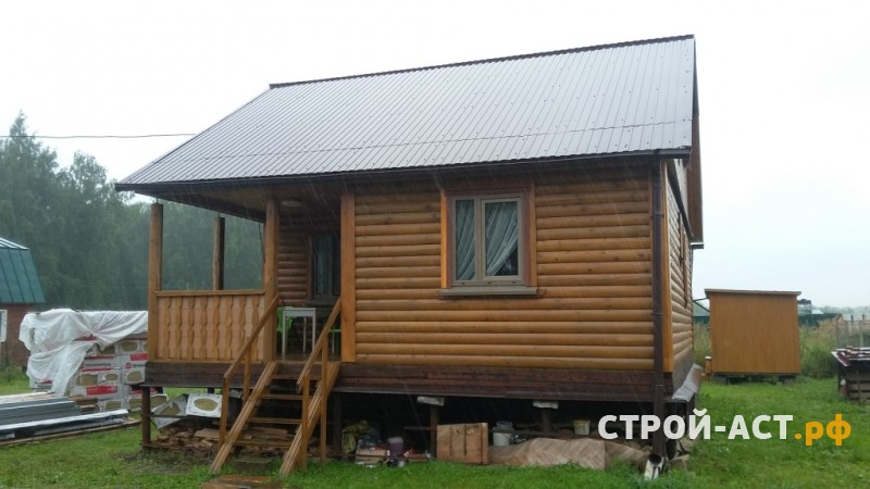 Профессиональная отделка дачи сайдингом Деке цвет Карамель с утеплением с коричневыми углами и обрамлением окон