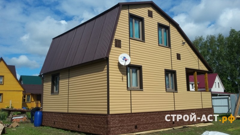 Профессиональная отделка дачи сайдингом Деке цвет Карамель с утеплением с коричневыми углами и обрамлением окон
