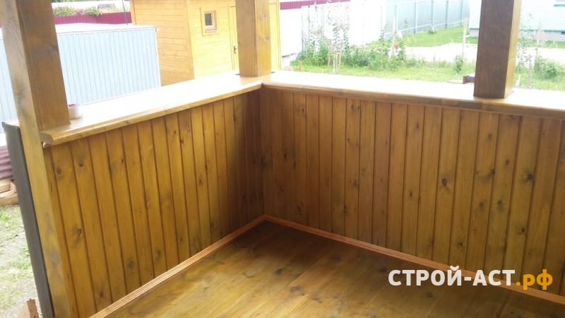 Профессиональная отделка дачи сайдингом Деке цвет Карамель с утеплением с коричневыми углами и обрамлением окон