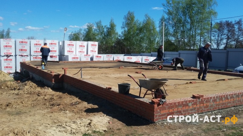 Устройство фундамента глубокого заложения под двухэтажный дом из газосиликатных блоков, а также устройство монолитных полов по грунту.