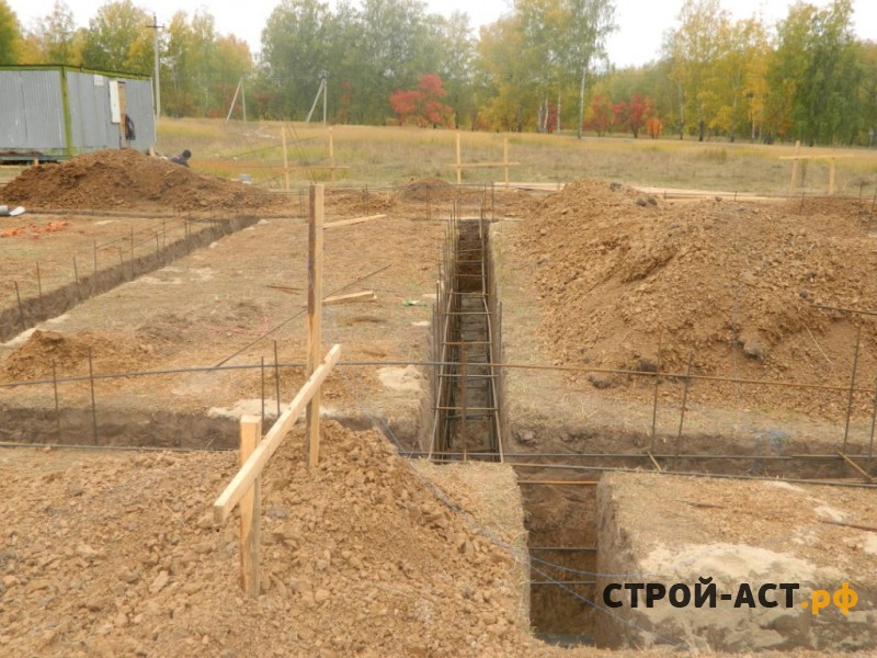 Устройство фундамента глубокого заложения под двухэтажный дом из газосиликатных блоков, а также устройство монолитных полов по грунту.