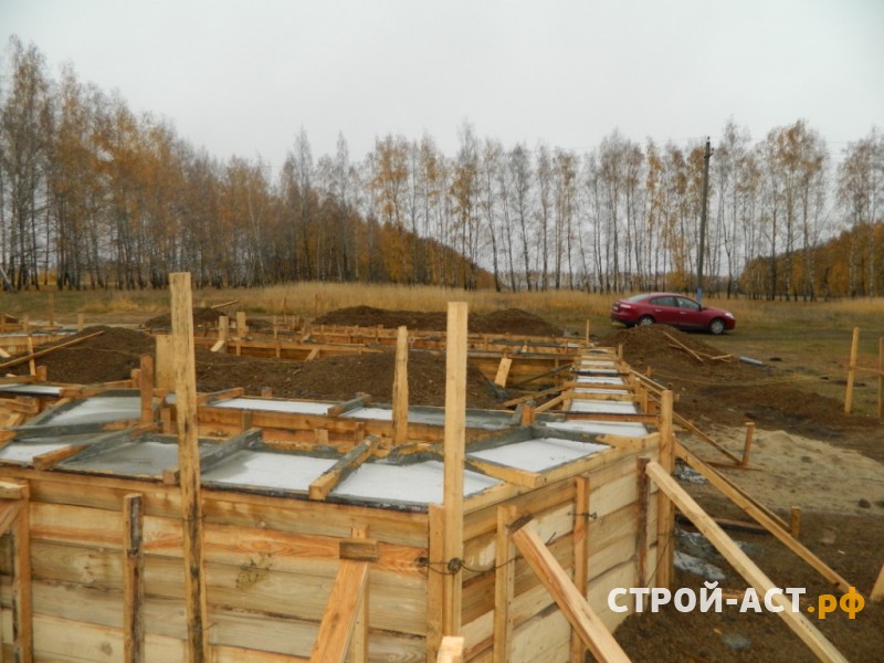 Устройство фундамента глубокого заложения под двухэтажный дом из газосиликатных блоков, а также устройство монолитных полов по грунту.