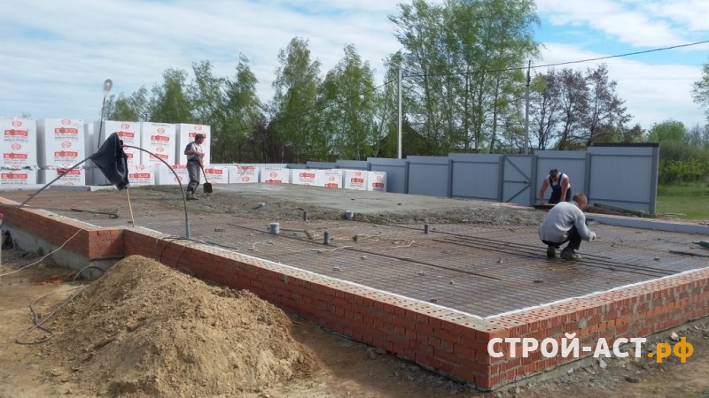 Устройство фундамента глубокого заложения под двухэтажный дом из газосиликатных блоков, а также устройство монолитных полов по грунту.
