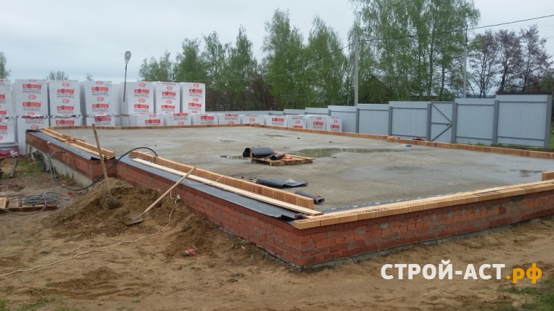 Устройство фундамента глубокого заложения под двухэтажный дом из газосиликатных блоков, а также устройство монолитных полов по грунту.