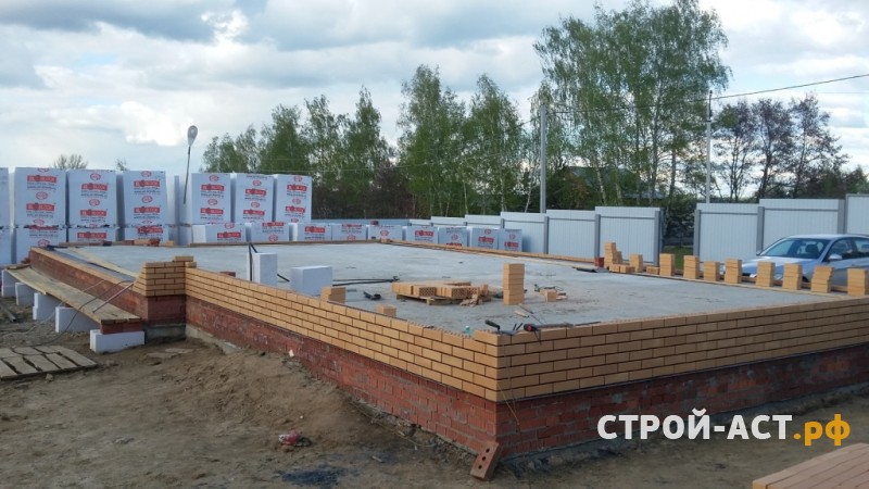 Устройство фундамента глубокого заложения под двухэтажный дом из газосиликатных блоков, а также устройство монолитных полов по грунту.