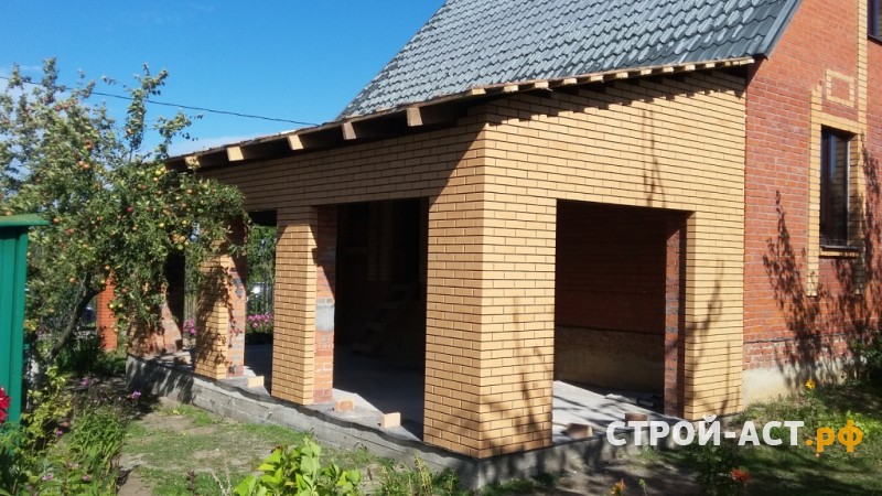 Пристроить беседку из кирпича к дому, в стадии строительства с временной кровлей