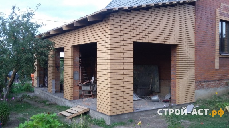 Пристроить беседку из кирпича к дому, в стадии строительства с временной кровлей