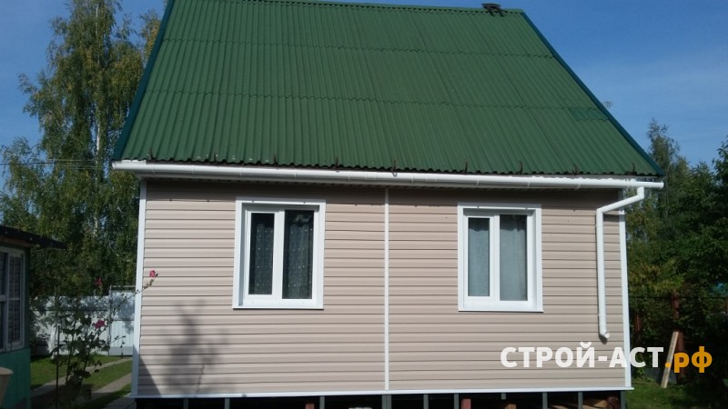 Монтаж сайдинга Деке цвет Крем-брюле с аксессуарами Пломбир, обшить дачу сайдингом в Кашире