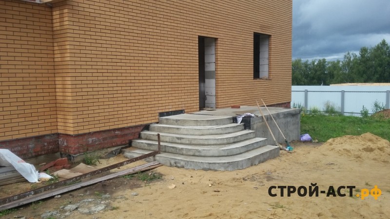 Построить дом в Кашире двухэтажный с гаражом из блоков с облицовкой из кирпича монолитные перекрытия и мягкая черепица Тегола Нордик