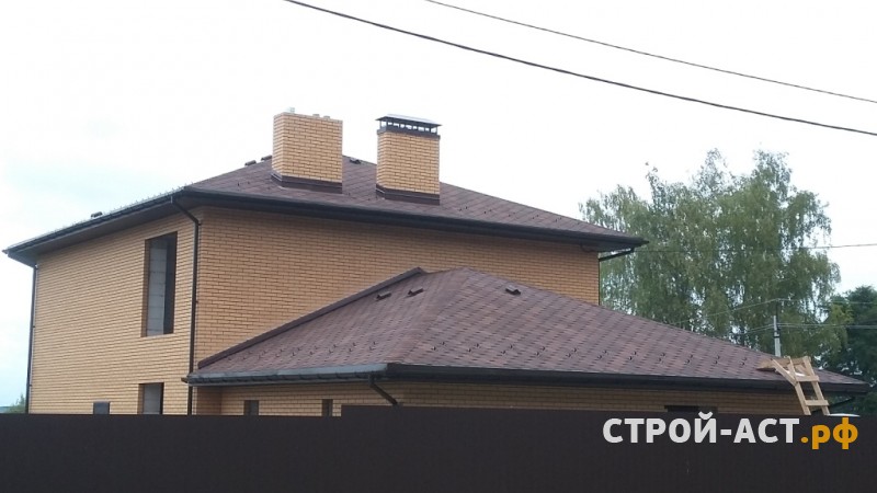 Устройство крыши из гибкой черепицы Тегола Нордик коричневый с отливом водостоком Деке и подшивой свесов Деке  в Кашире