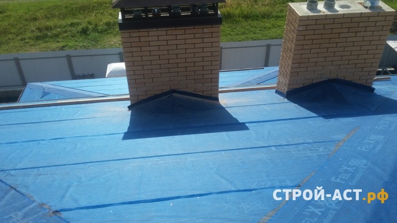 Устройство крыши из гибкой черепицы Тегола Нордик коричневый с отливом водостоком Деке и подшивой свесов Деке  в Кашире