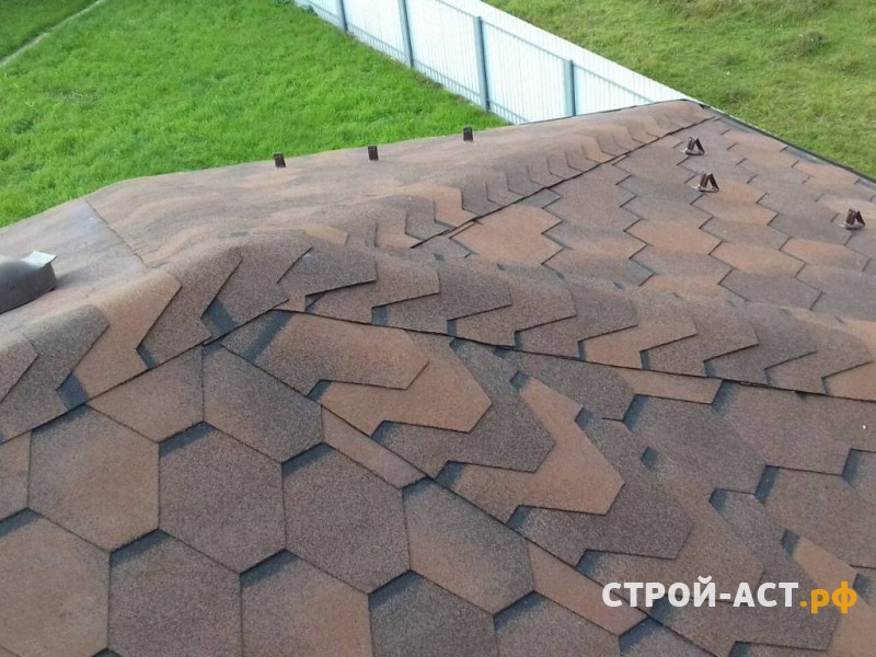 Устройство крыши из гибкой черепицы Тегола Нордик коричневый с отливом водостоком Деке и подшивой свесов Деке  в Кашире