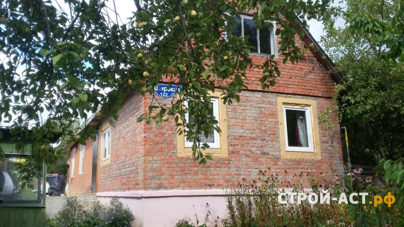 Обшить кирпичный дом сайдингом фирмы Деке Блокхаус цвет Сливки с комплектующими Пломбир цоколь Деке Фелс цвет Ржаной