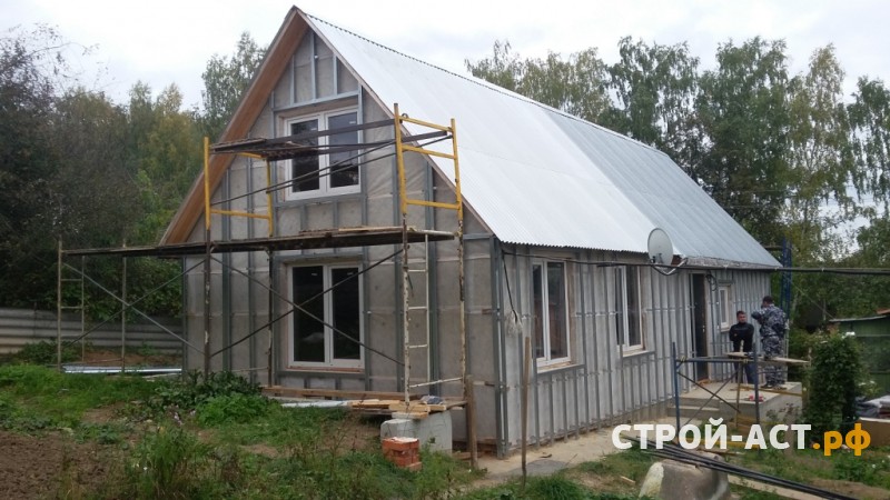 Обшить кирпичный дом сайдингом фирмы Деке Блокхаус цвет Сливки с комплектующими Пломбир цоколь Деке Фелс цвет Ржаной