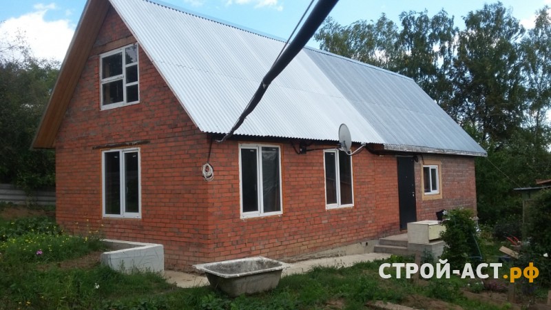 Обшить кирпичный дом сайдингом фирмы Деке Блокхаус цвет Сливки с комплектующими Пломбир цоколь Деке Фелс цвет Ржаной