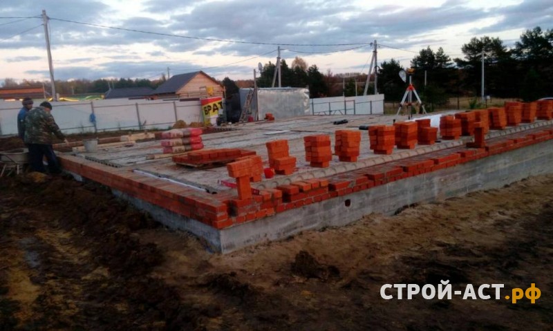 Устройство ленточного фундамента глубокого заложения с подвалом и плитами перекрытия, а также устройство септика