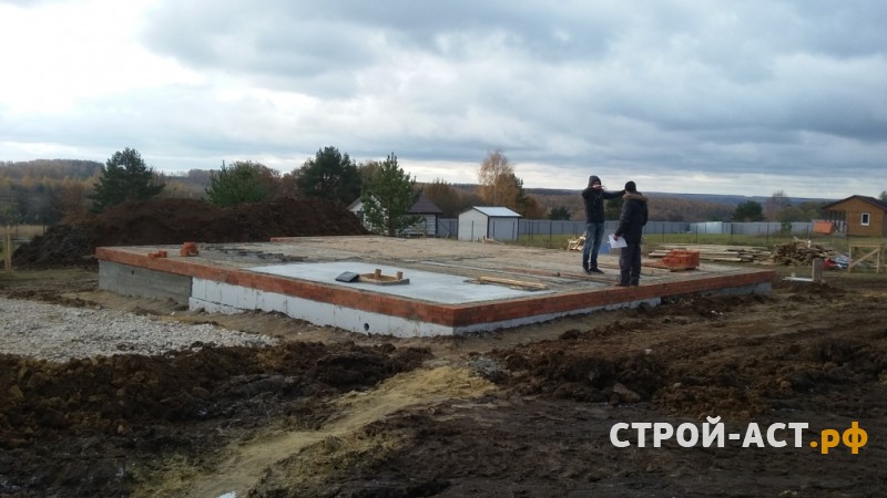 Устройство ленточного фундамента глубокого заложения с подвалом и плитами перекрытия, а также устройство септика