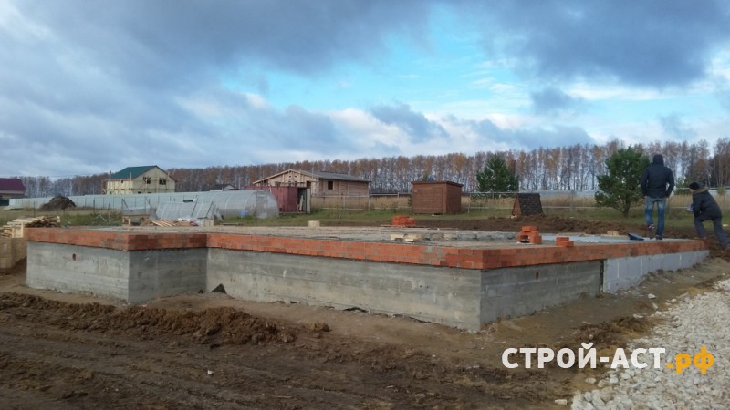 Устройство ленточного фундамента глубокого заложения с подвалом и плитами перекрытия, а также устройство септика