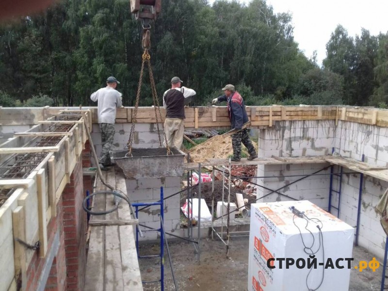 Построить двухэтажный дом из блоков с плитами перекрытия, кровля двускатная из гибкой черепицы Тегола