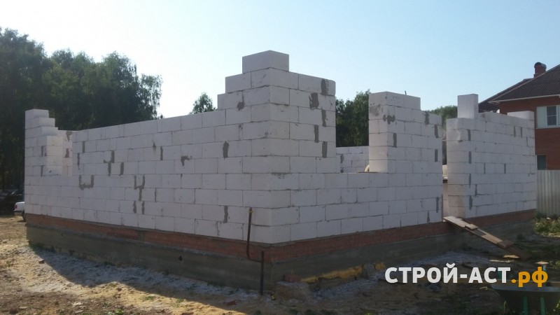 Построить двухэтажный дом из блоков с плитами перекрытия, кровля двускатная из гибкой черепицы Тегола