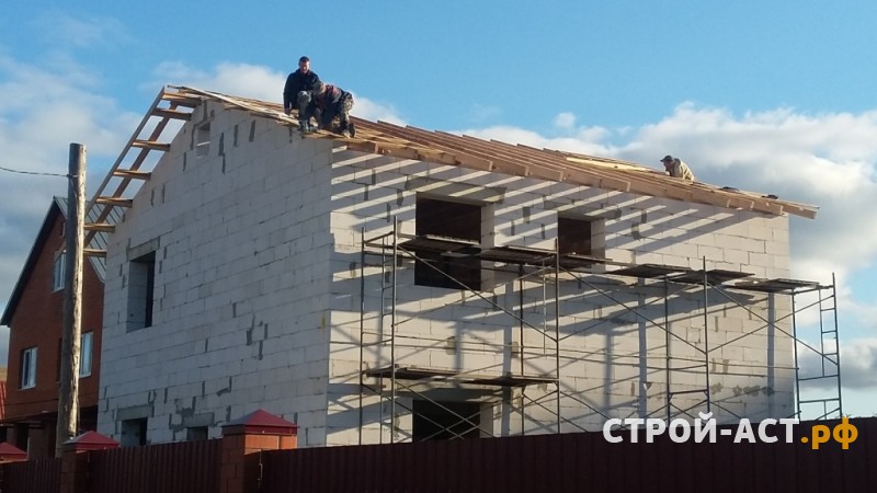 Построить двухэтажный дом из блоков с плитами перекрытия, кровля двускатная из гибкой черепицы Тегола