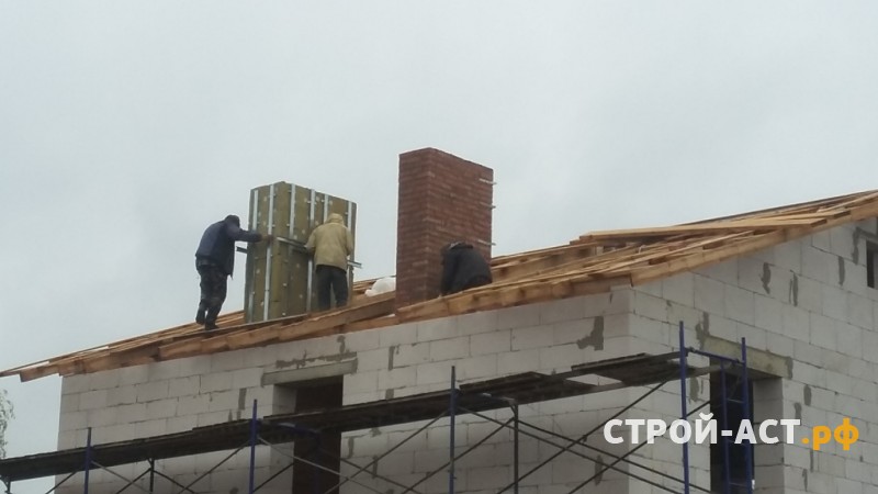 Построить двухэтажный дом из блоков с плитами перекрытия, кровля двускатная из гибкой черепицы Тегола