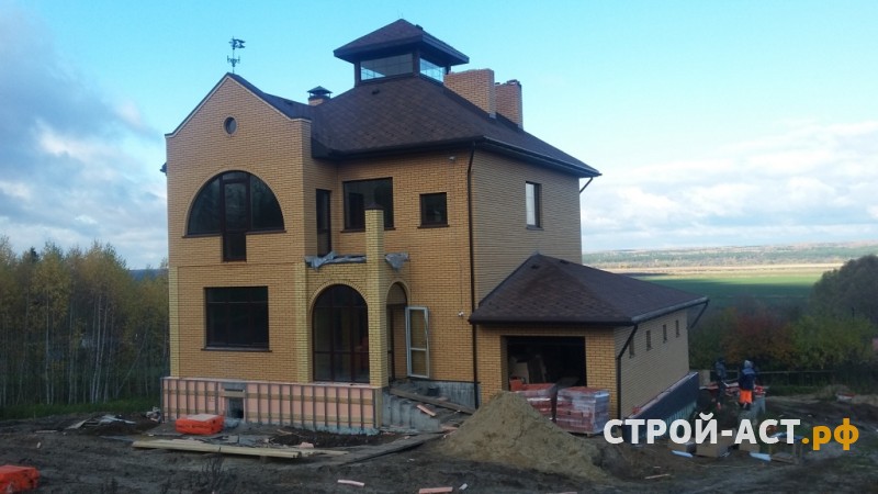 Отделка цоколя фасадными (цокольными) панелями Деке серия Бург (Burg) цвет Темный