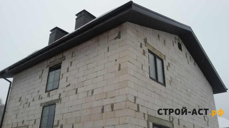 Построить двухэтажный дом из блоков с плитами перекрытия, кровля двускатная из гибкой черепицы Тегола