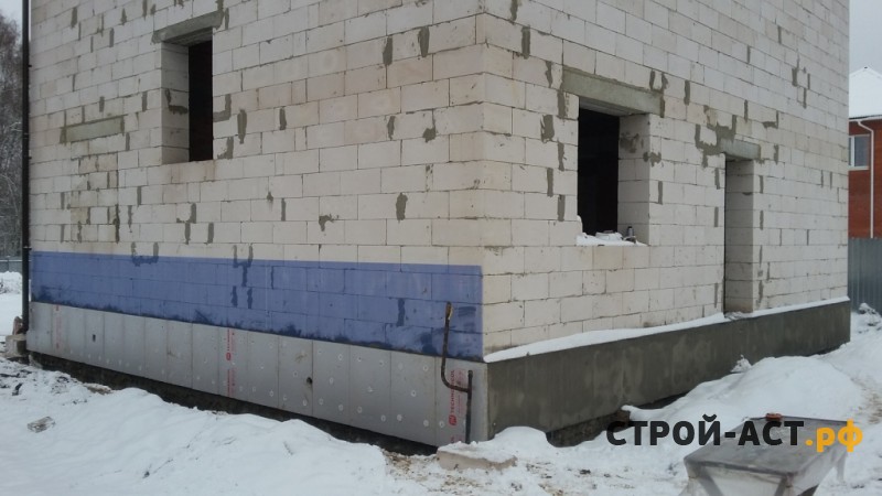 Построить двухэтажный дом из блоков с плитами перекрытия, кровля двускатная из гибкой черепицы Тегола