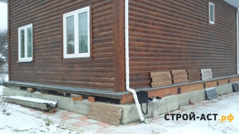 Монтаж фасадных панелей Деке коллекция Fels цвет Ржаной на цоколь дачного дома