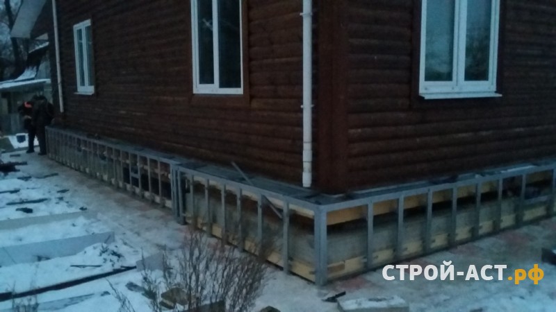 Монтаж фасадных панелей Деке коллекция Fels цвет Ржаной на цоколь дачного дома