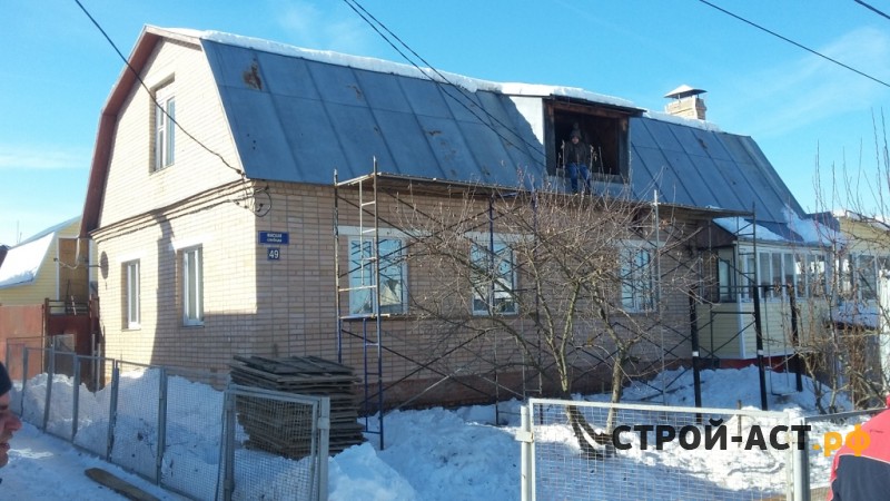 Реконструкция ломанной крыши одноэтажного дома на полутораэтажный дом с двускатной утепленной крышей в Кашире металлочерепица Гранд Лайн цвет 7024 мокрый асфальт