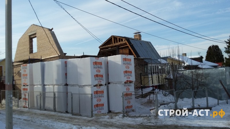 Реконструкция ломанной крыши одноэтажного дома на полутораэтажный дом с двускатной утепленной крышей в Кашире металлочерепица Гранд Лайн цвет 7024 мокрый асфальт