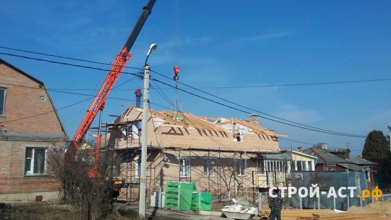 Реконструкция ломанной крыши одноэтажного дома на полутораэтажный дом с двускатной утепленной крышей в Кашире металлочерепица Гранд Лайн цвет 7024 мокрый асфальт