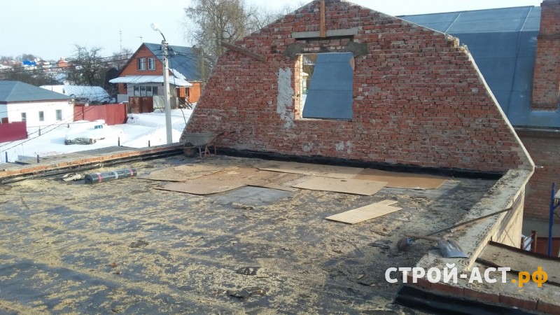 Реконструкция ломанной крыши одноэтажного дома на полутораэтажный дом с двускатной утепленной крышей в Кашире металлочерепица Гранд Лайн цвет 7024 мокрый асфальт