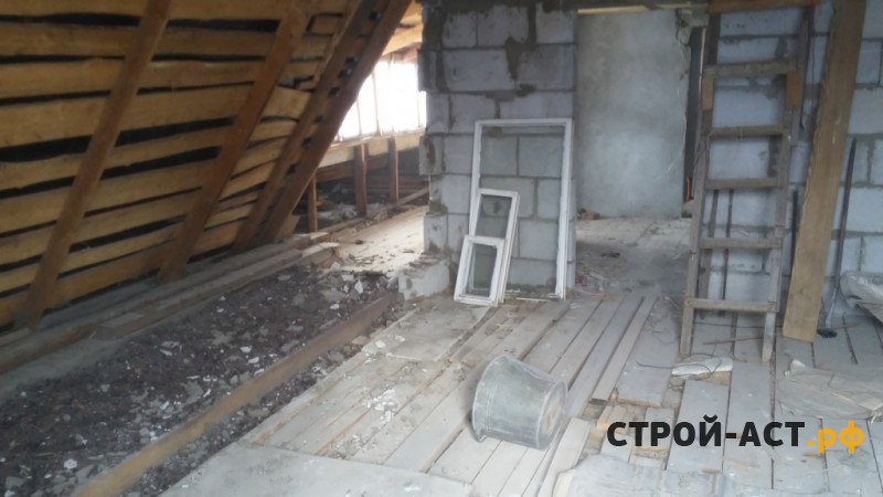 Реконструкция ломанной крыши одноэтажного дома на полутораэтажный дом с двускатной утепленной крышей в Кашире металлочерепица Гранд Лайн цвет 7024 мокрый асфальт