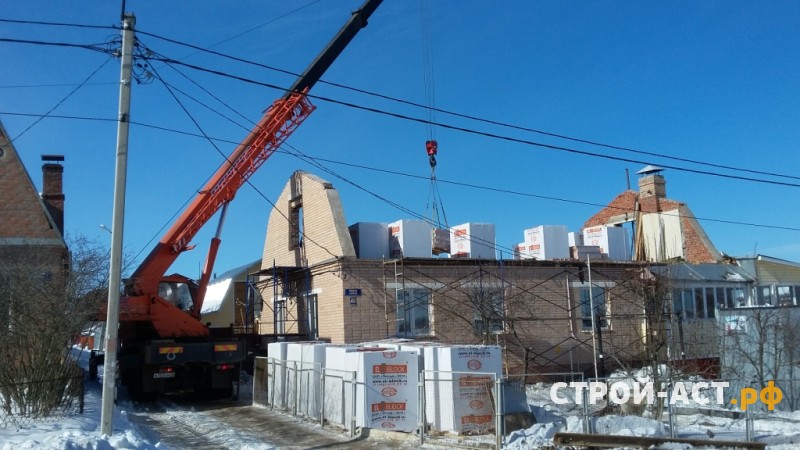 Реконструкция ломанной крыши одноэтажного дома на полутораэтажный дом с двускатной утепленной крышей в Кашире металлочерепица Гранд Лайн цвет 7024 мокрый асфальт