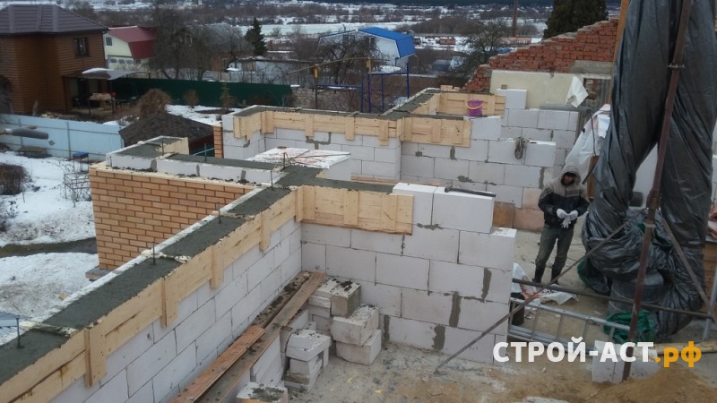 Реконструкция ломанной крыши одноэтажного дома на полутораэтажный дом с двускатной утепленной крышей в Кашире металлочерепица Гранд Лайн цвет 7024 мокрый асфальт