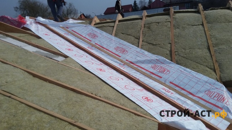 Реконструкция ломанной крыши одноэтажного дома на полутораэтажный дом с двускатной утепленной крышей в Кашире металлочерепица Гранд Лайн цвет 7024 мокрый асфальт
