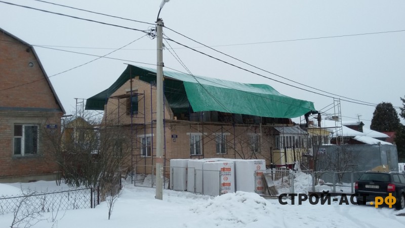 Реконструкция ломанной крыши одноэтажного дома на полутораэтажный дом с двускатной утепленной крышей в Кашире металлочерепица Гранд Лайн цвет 7024 мокрый асфальт
