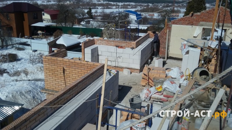 Реконструкция ломанной крыши одноэтажного дома на полутораэтажный дом с двускатной утепленной крышей в Кашире металлочерепица Гранд Лайн цвет 7024 мокрый асфальт