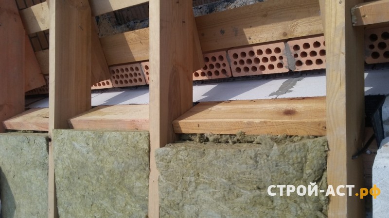Реконструкция ломанной крыши одноэтажного дома на полутораэтажный дом с двускатной утепленной крышей в Кашире металлочерепица Гранд Лайн цвет 7024 мокрый асфальт