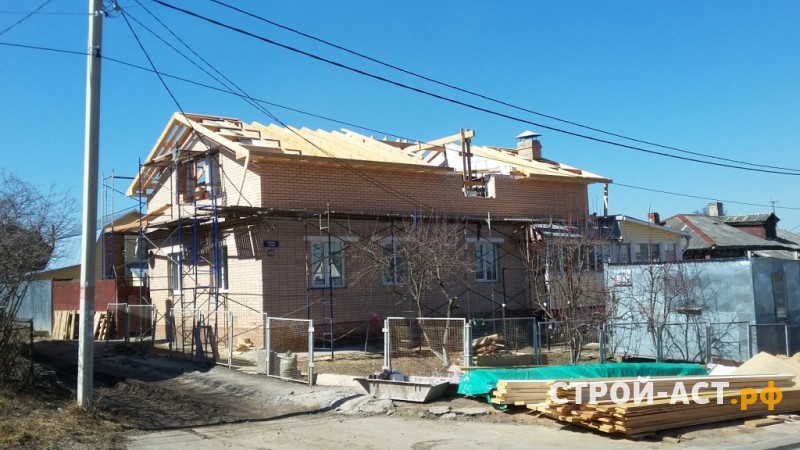 Реконструкция ломанной крыши одноэтажного дома на полутораэтажный дом с двускатной утепленной крышей в Кашире металлочерепица Гранд Лайн цвет 7024 мокрый асфальт