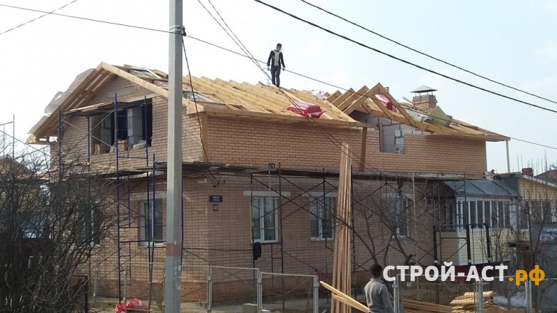 Реконструкция ломанной крыши одноэтажного дома на полутораэтажный дом с двускатной утепленной крышей в Кашире металлочерепица Гранд Лайн цвет 7024 мокрый асфальт