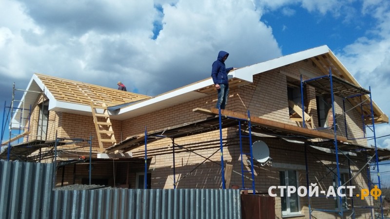 Реконструкция ломанной крыши одноэтажного дома на полутораэтажный дом с двускатной утепленной крышей в Кашире металлочерепица Гранд Лайн цвет 7024 мокрый асфальт