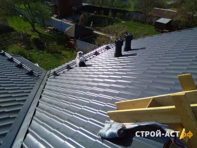Реконструкция ломанной крыши одноэтажного дома на полутораэтажный дом с двускатной утепленной крышей в Кашире металлочерепица Гранд Лайн цвет 7024 мокрый асфальт