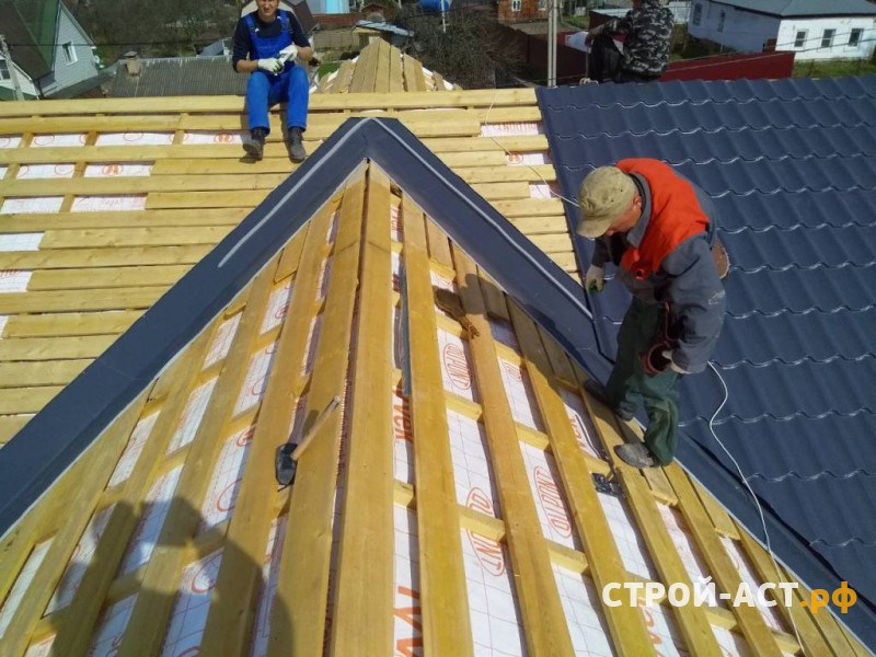 Реконструкция ломанной крыши одноэтажного дома на полутораэтажный дом с двускатной утепленной крышей в Кашире металлочерепица Гранд Лайн цвет 7024 мокрый асфальт